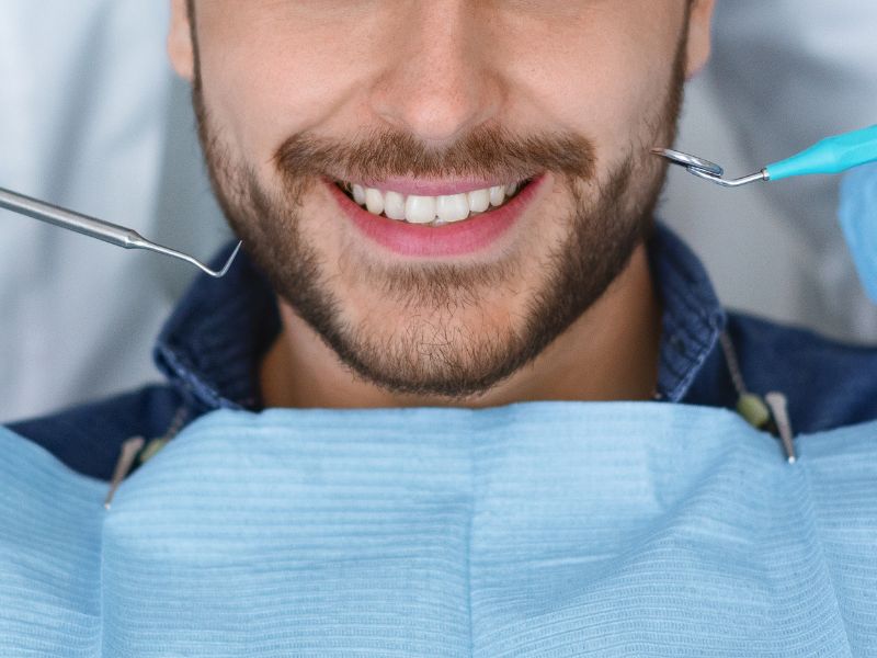 mujer sonriendo con carillas dentales