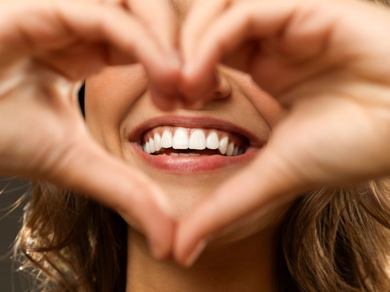 Mujer sonriendo mostrando su felicidad por haber realizado sus carillas dentales con flujo digital