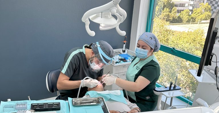 Dentista de urgencia atendiendo a paciente en pabellón dental
