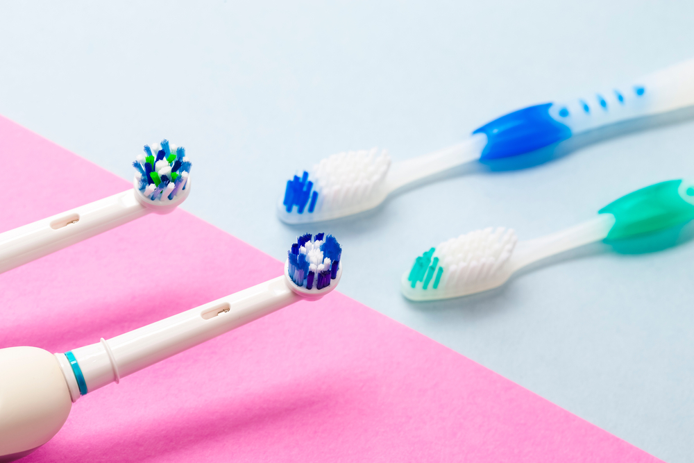 cepillos de dientes manuales y eléctricos