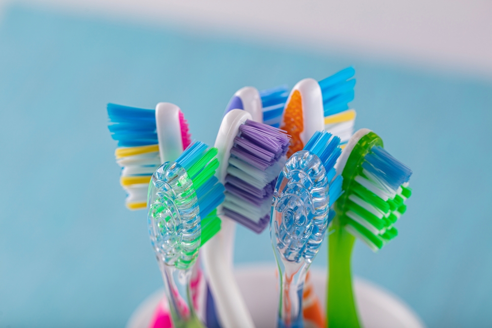 siete cepillos de dientes diferentes