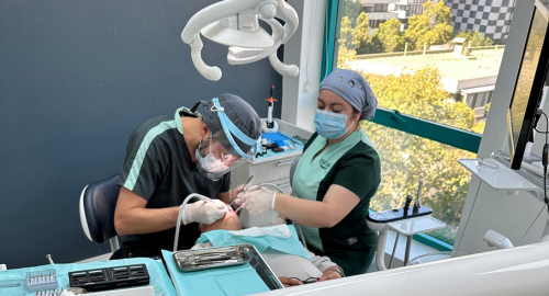 Dentistas en providencia. Atendiendo a pacientes