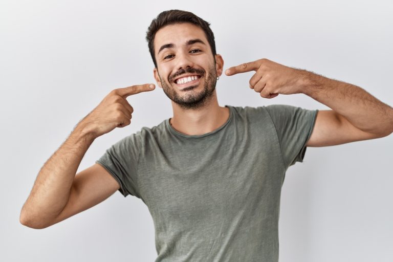 hombre sonriente después de una armonización facial dental