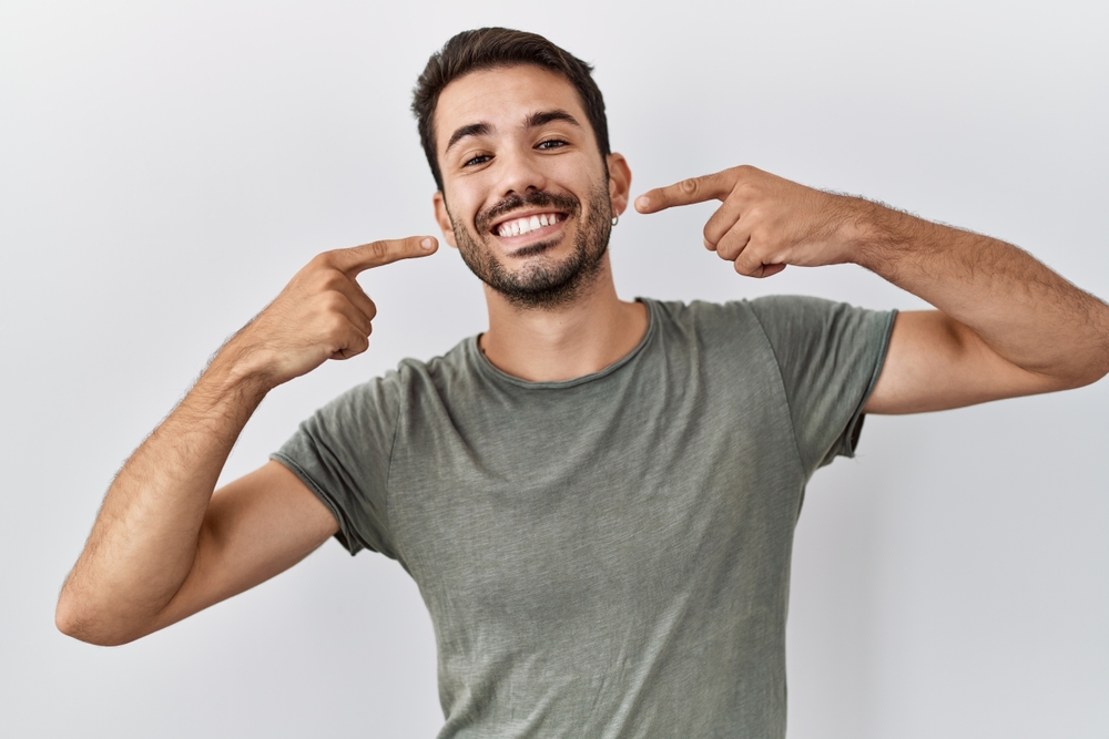 hombre sonriente después de una armonización facial dental