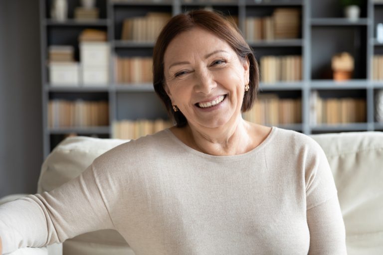 mujer sonriendo con carillas dentales