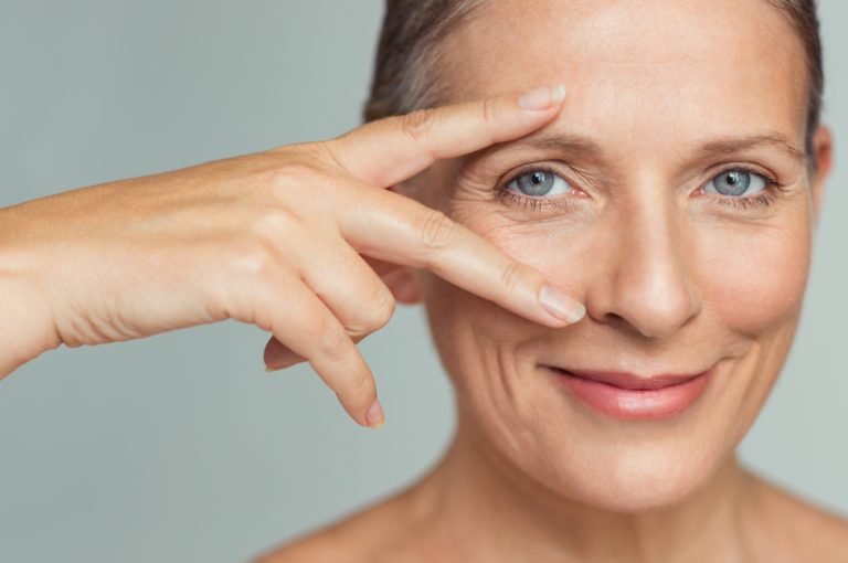 mujer mayor con tratamiento facial no invasivo