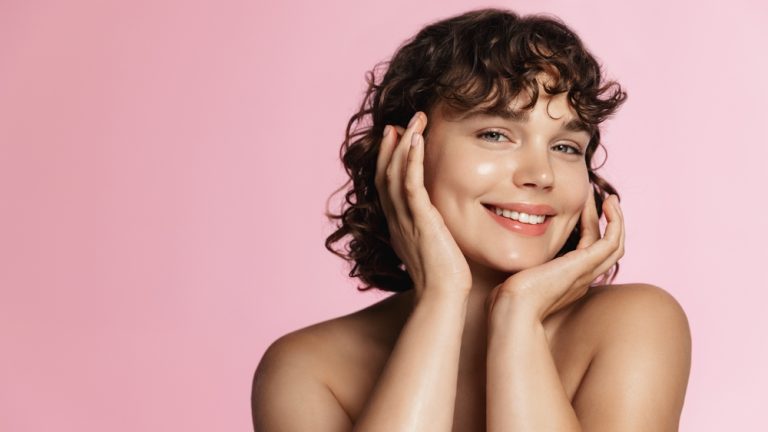 mujer latina cuidando su rostro previo a un tratamiento estético facial y dental