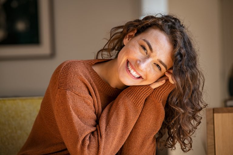 mujer feliz después de procedimientos estéticos