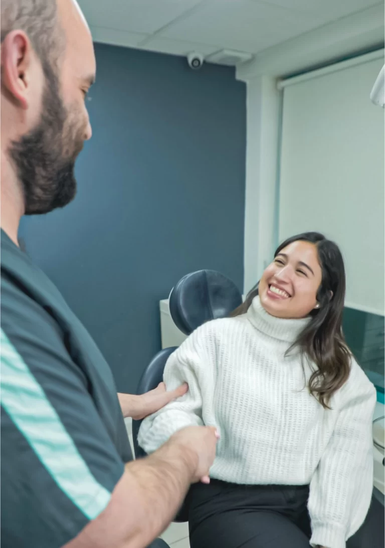 Cirugía de muelas del juicio, extracción de muelas. Paciente con doctor